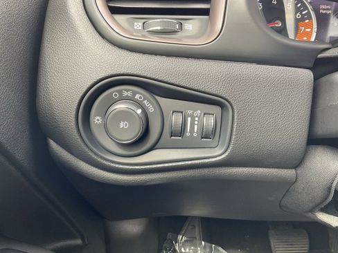 Used 2023 Jeep Renegade Latitude AWD/4WD image 18