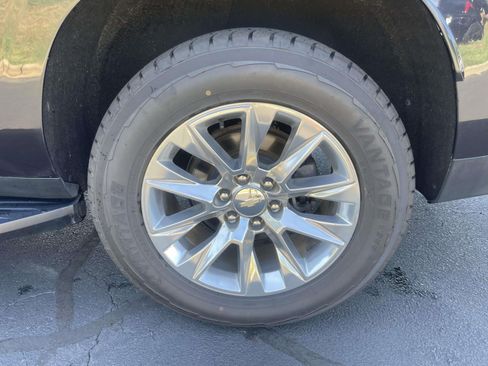 Used 2023 Chevrolet Suburban Premier RWD image 7