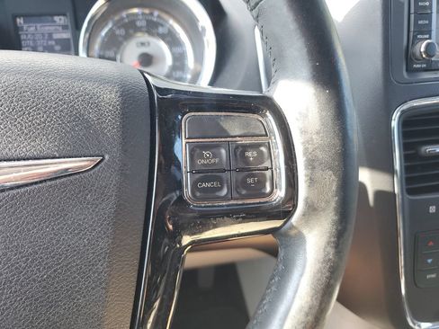 Used 2014 Chrysler Town & Country Touring-L FWD image 20