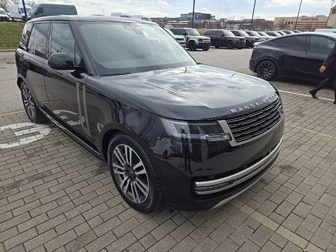 Used 2024 Land Rover Range Rover SE image 3