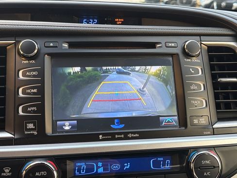 Used 2019 Toyota Highlander Limited Platinum AWD/4WD image 16