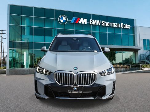 Used 2025 BMW X5 sDrive40i w/ M Sport Package RWD image 2
