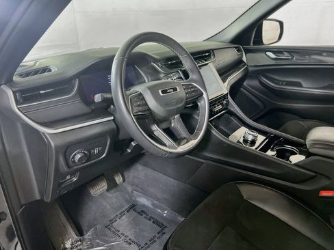 Used 2023 Jeep Grand Cherokee Altitude AWD/4WD image 9