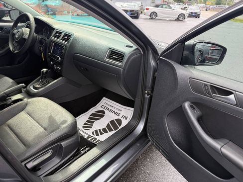 Used 2012 Volkswagen Jetta SE FWD image 12