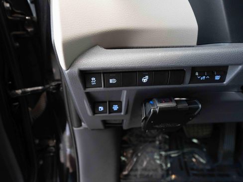 Used 2021 Toyota Sienna XLE FWD image 11
