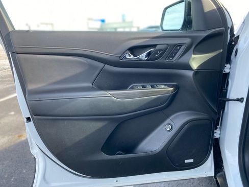 Used 2023 GMC Acadia SLT w/ Elevation Edition image 19