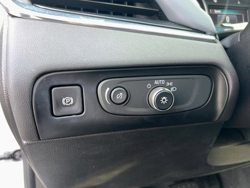 Used 2018 Buick Enclave Essence image 16