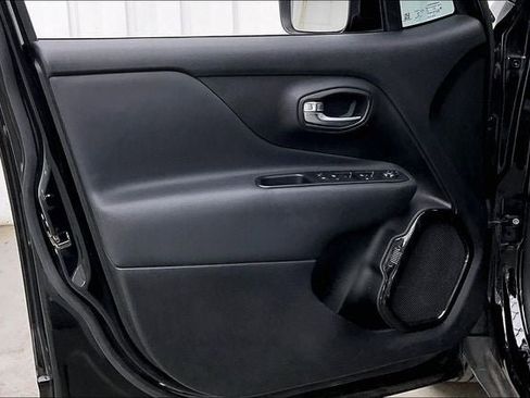 Used 2017 Jeep Renegade Altitude FWD image 20