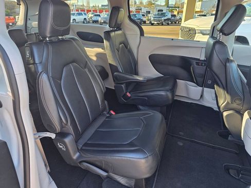 Used 2024 Chrysler Pacifica Touring-L image 25