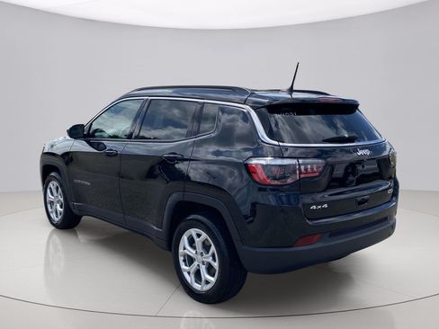 Used 2024 Jeep Compass Latitude AWD/4WD image 4
