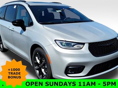 New 2026 Chrysler Pacifica Limited w/ Uconnect Theater Family Group