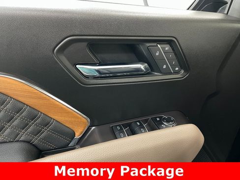 Used 2025 GMC Canyon Denali image 9