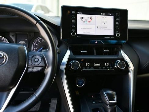 Used 2022 Toyota Venza LE image 11