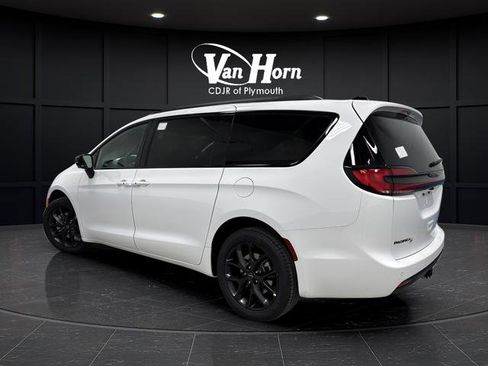 New 2026 Chrysler Pacifica Limited w/ Uconnect Theater Family Group image 3