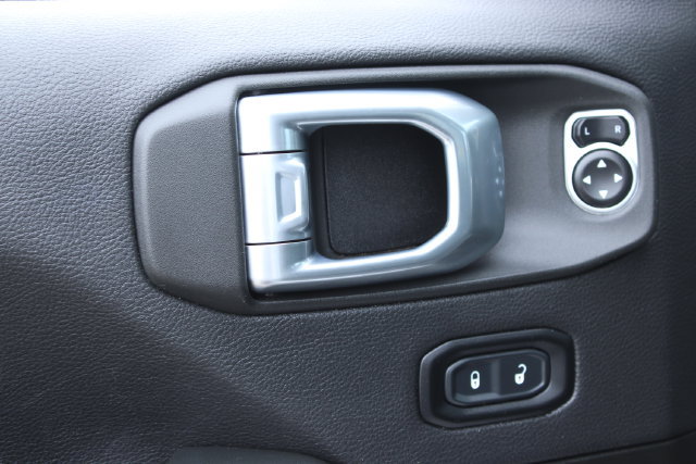 Used 2024 Jeep Wrangler Unlimited Sahara AWD/4WD image 12