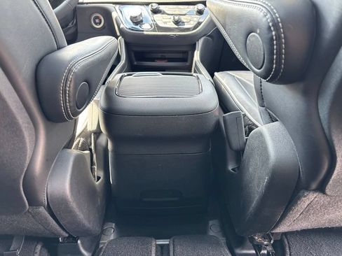 Used 2025 Chrysler Pacifica Limited FWD image 19