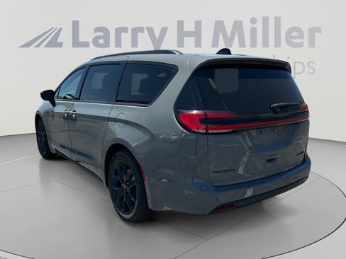 Used 2025 Chrysler Pacifica Limited FWD image 3