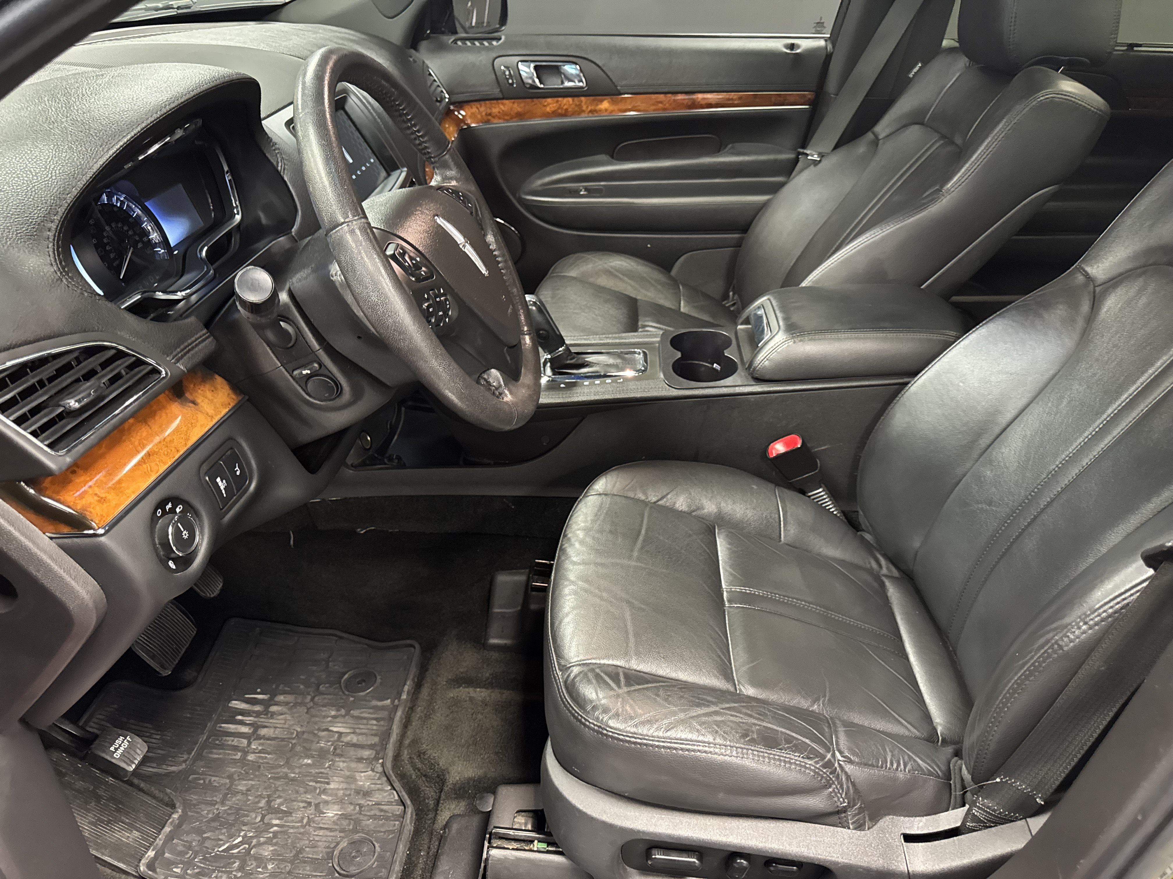 Used 2017 Lincoln MKT AWD image 8