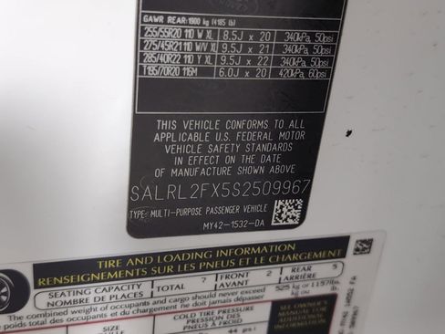 Certified 2025 Land Rover Discovery Dynamic SE image 16