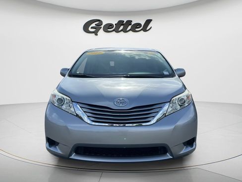 Used 2017 Toyota Sienna LE FWD image 2