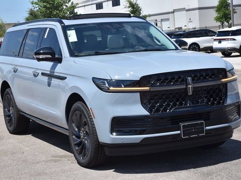 New 2026 Lincoln Navigator L Reserve w/ Jet Appearance Package AWD/4WD image 3
