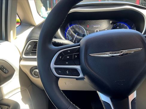 Used 2024 Chrysler Pacifica Touring-L FWD image 15