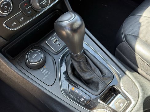 Used 2023 Jeep Cherokee Altitude Lux image 23