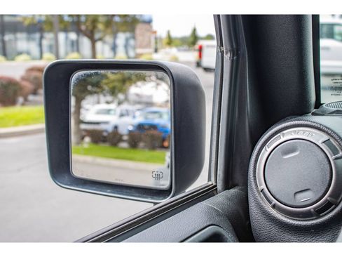 Used 2018 Jeep Wrangler Unlimited Sport S AWD/4WD image 32