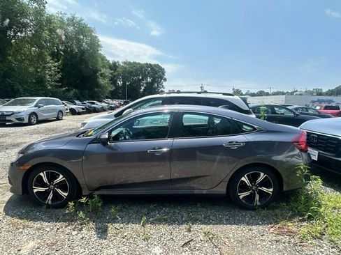 Used 2017 Honda Civic Touring image 2