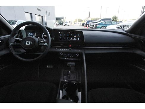 Certified 2025 Hyundai Elantra SEL FWD image 10