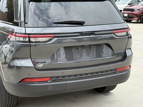 Used 2023 Jeep Grand Cherokee Altitude AWD/4WD image 6