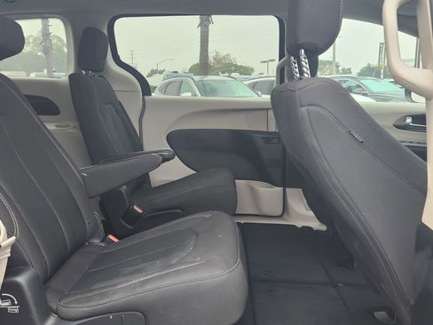 Used 2023 Chrysler Voyager LX image 22
