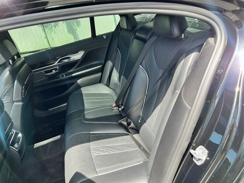 Used 2019 BMW 750i w/ M Sport Package RWD image 23