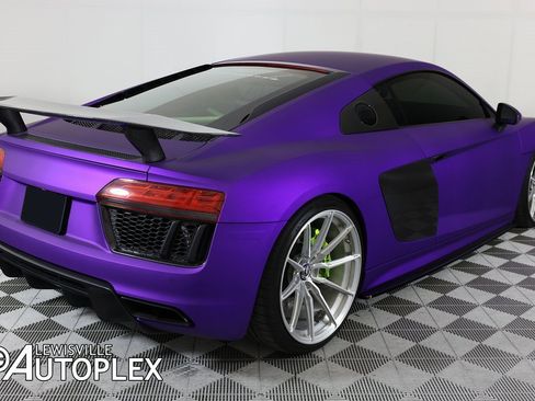 Used 2017 Audi R8 V10 w/ Carbon Exterior Package image 8