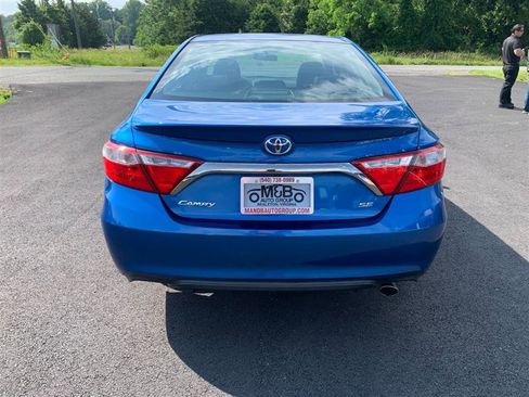 Used 2017 Toyota Camry SE image 5