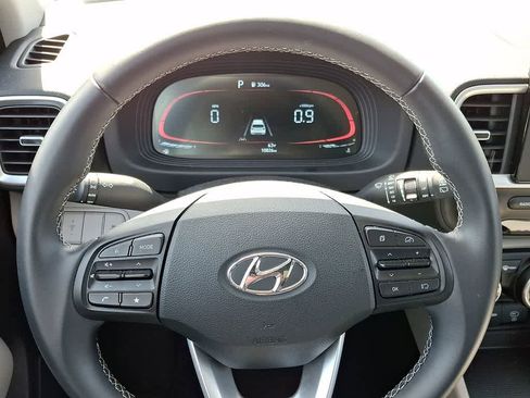 Used 2025 Hyundai Venue SEL image 18