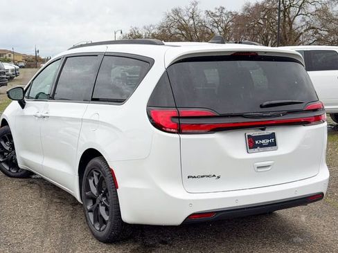 New 2026 Chrysler Pacifica Select image 9