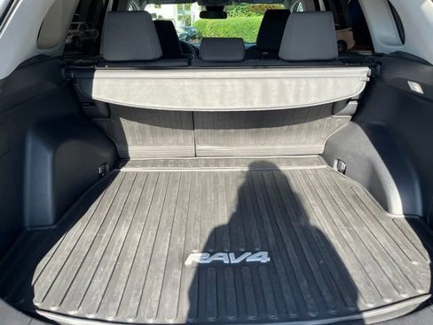 Used 2022 Toyota RAV4 XLE AWD/4WD image 10