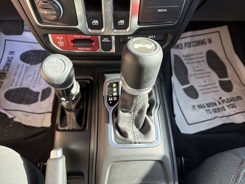 Used 2025 Jeep Wrangler Sport AWD/4WD image 20