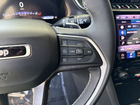 Used 2025 Jeep Grand Cherokee Limited image 19