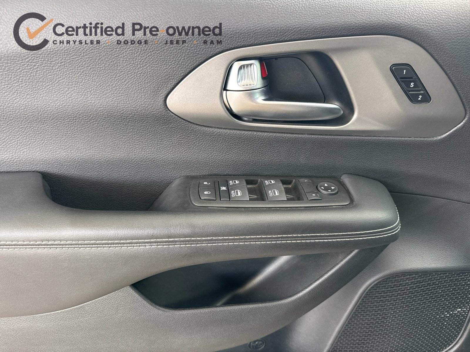 Certified 2025 Chrysler Pacifica Select FWD image 12