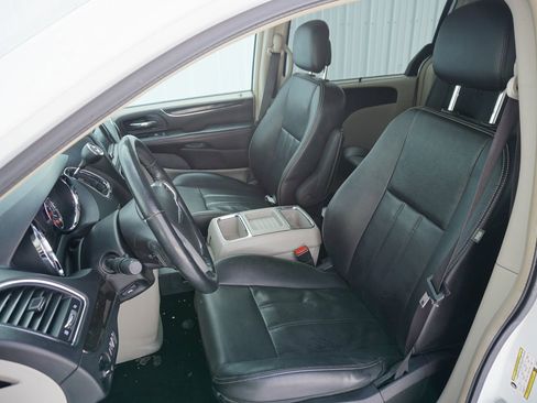 Used 2014 Chrysler Town & Country Touring-L w/ Driver Convenience Group image 12