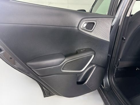 Used 2025 Kia Soul LX w/ LX Technology Package FWD image 24