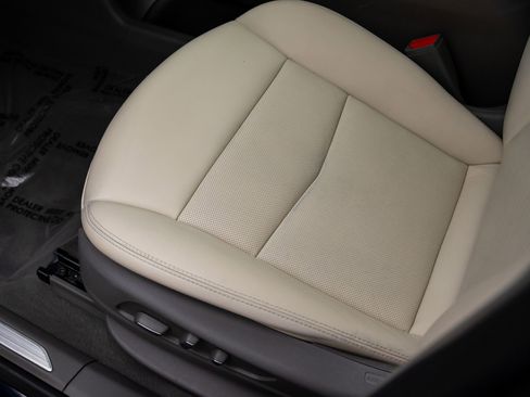 Certified 2022 Cadillac XT5 Premium Luxury w/ LPO, Floor Liner Package image 17