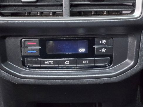 Used 2025 Volkswagen Atlas SE image 19