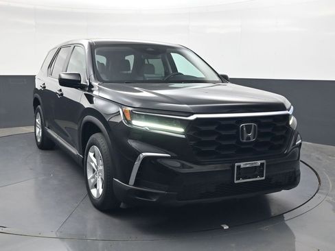 Used 2023 Honda Pilot LX image 2