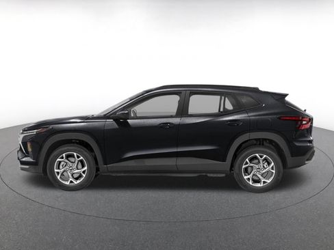 Used 2025 Chevrolet Trax LT FWD image 3