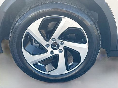 New 2025 VinFast VF 8 Eco image 31