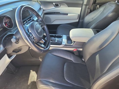 Used 2024 Kia Carnival LX image 9