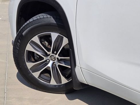 Used 2021 Toyota Highlander XLE FWD image 31